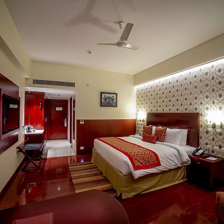 Отель Ramada By Wyndham Jaipur Jaisinghpura Экстерьер фото
