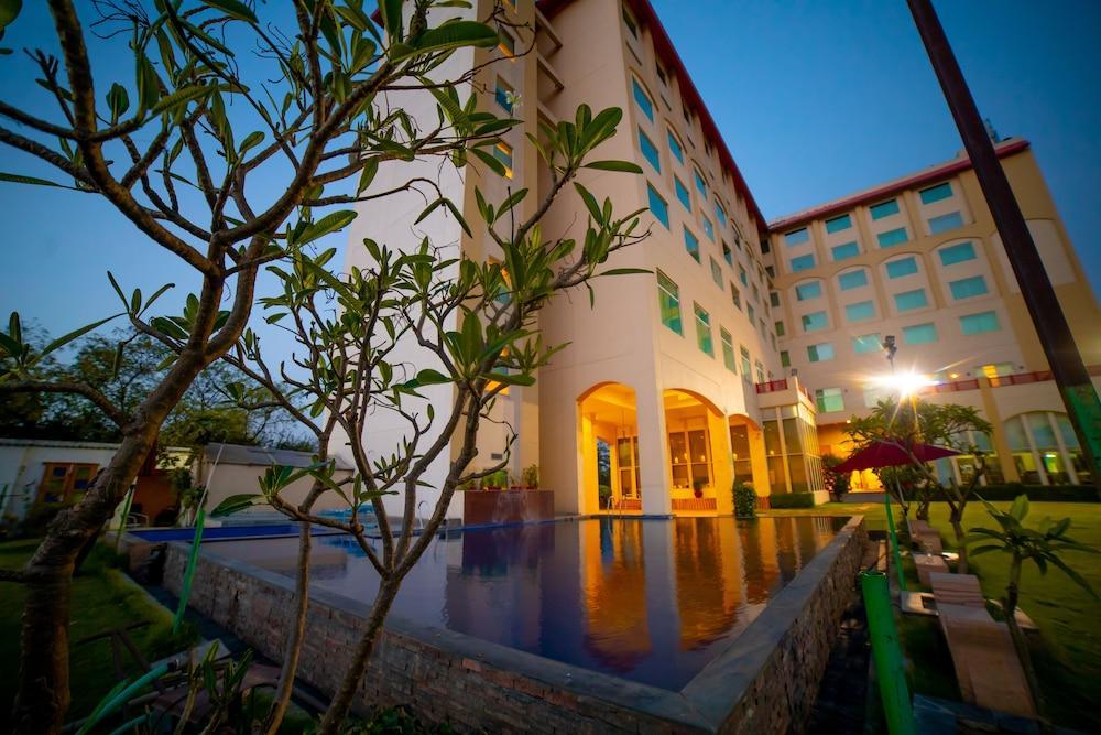 Отель Ramada By Wyndham Jaipur Jaisinghpura Экстерьер фото