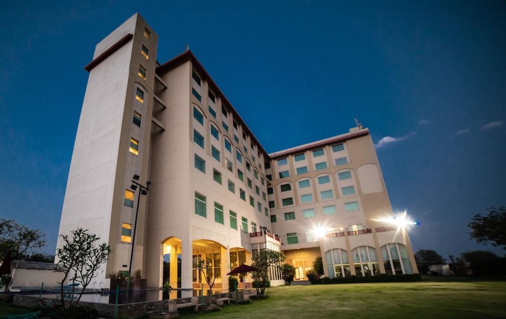 Отель Ramada By Wyndham Jaipur Jaisinghpura Экстерьер фото