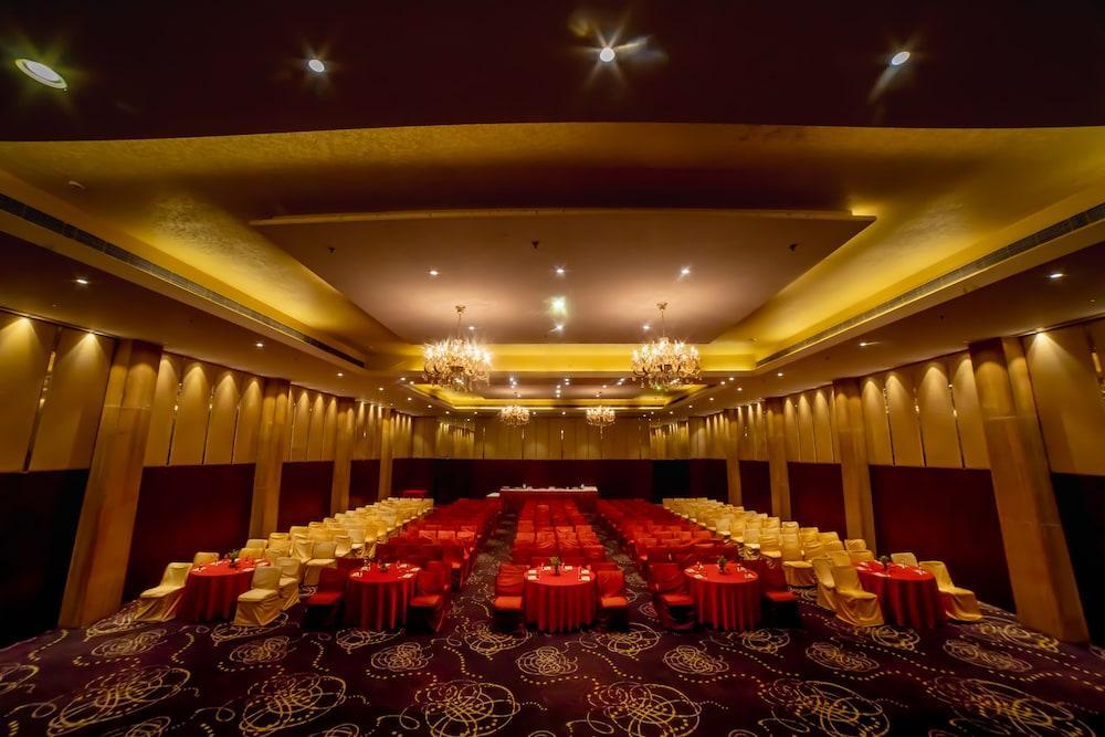 Отель Ramada By Wyndham Jaipur Jaisinghpura Экстерьер фото