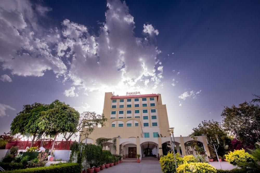 Отель Ramada By Wyndham Jaipur Jaisinghpura Экстерьер фото
