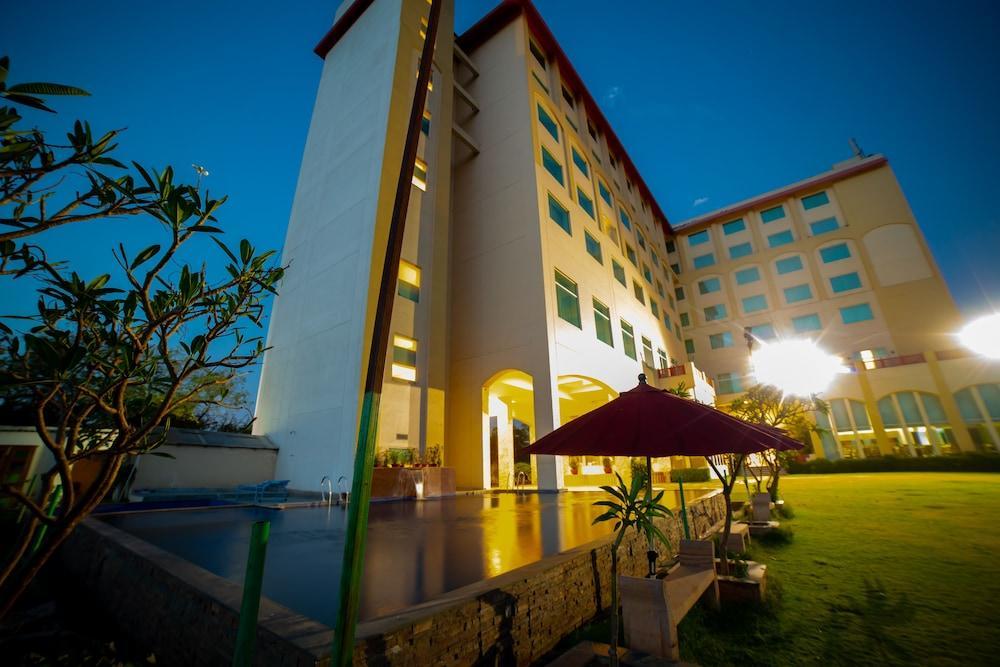 Отель Ramada By Wyndham Jaipur Jaisinghpura Экстерьер фото