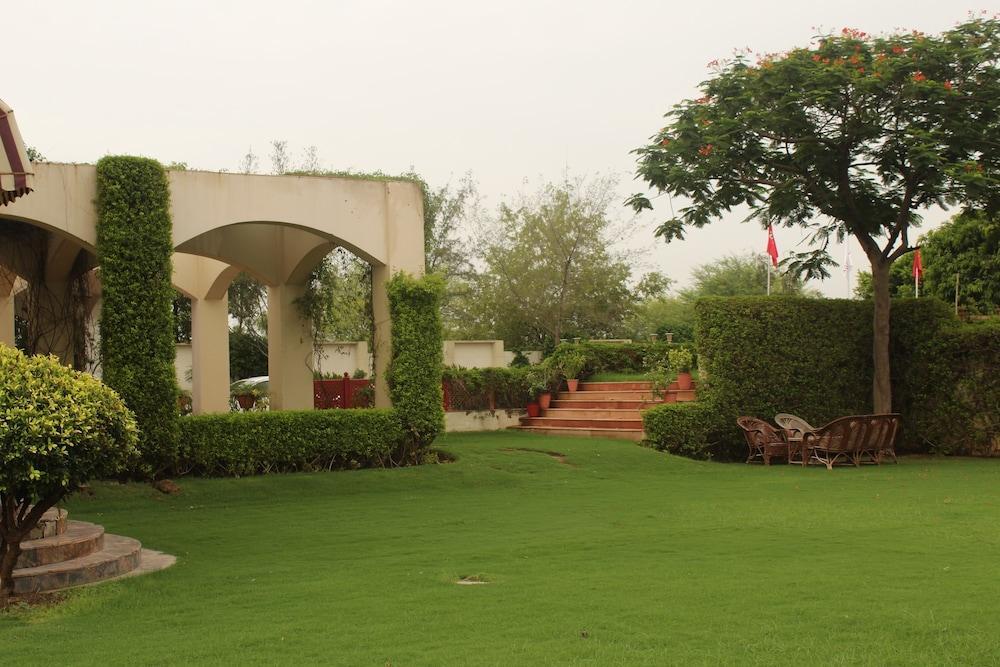 Отель Ramada By Wyndham Jaipur Jaisinghpura Экстерьер фото