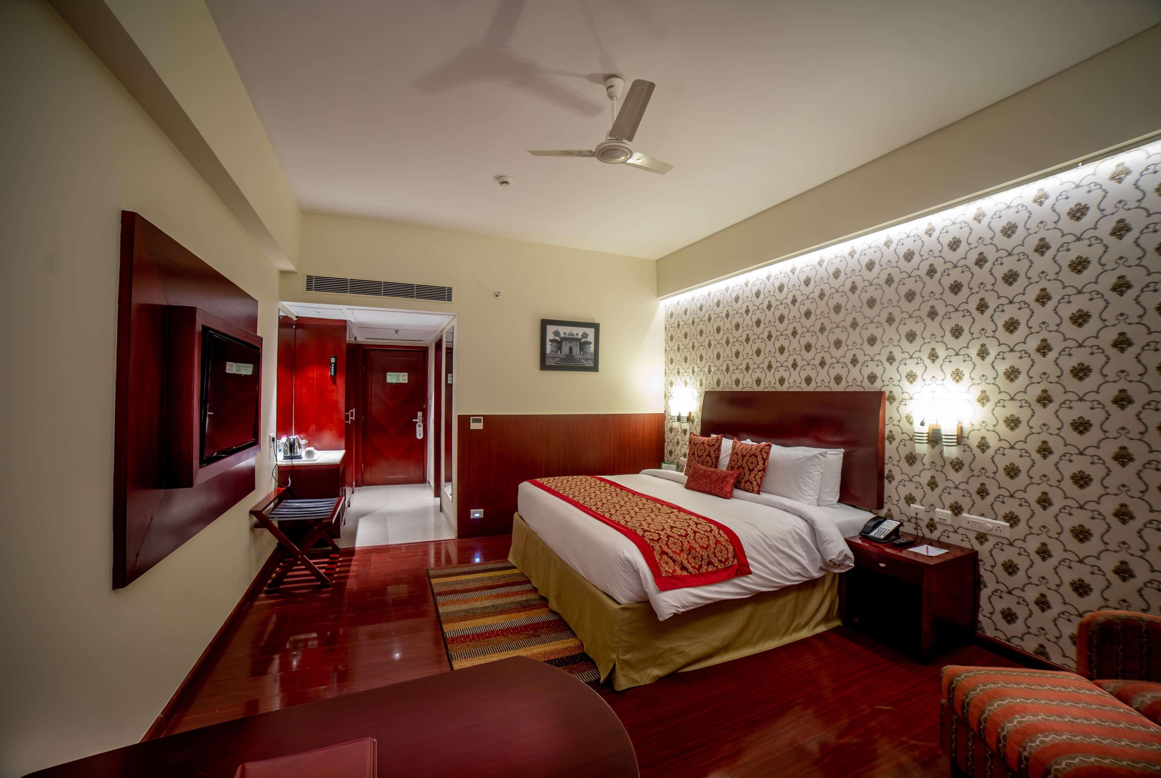 Отель Ramada By Wyndham Jaipur Jaisinghpura Экстерьер фото