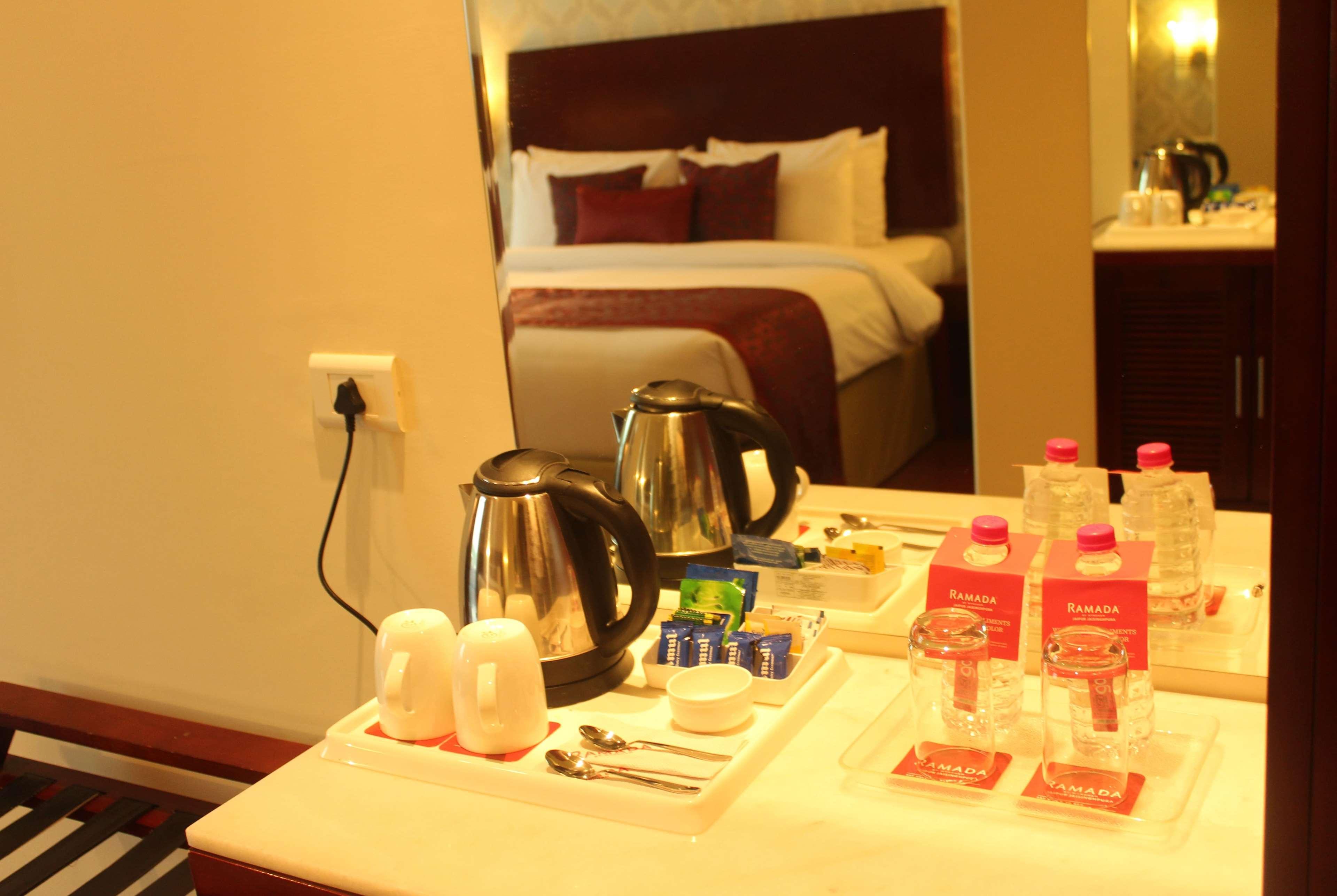 Отель Ramada By Wyndham Jaipur Jaisinghpura Экстерьер фото