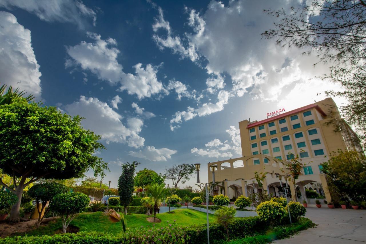Отель Ramada By Wyndham Jaipur Jaisinghpura Экстерьер фото