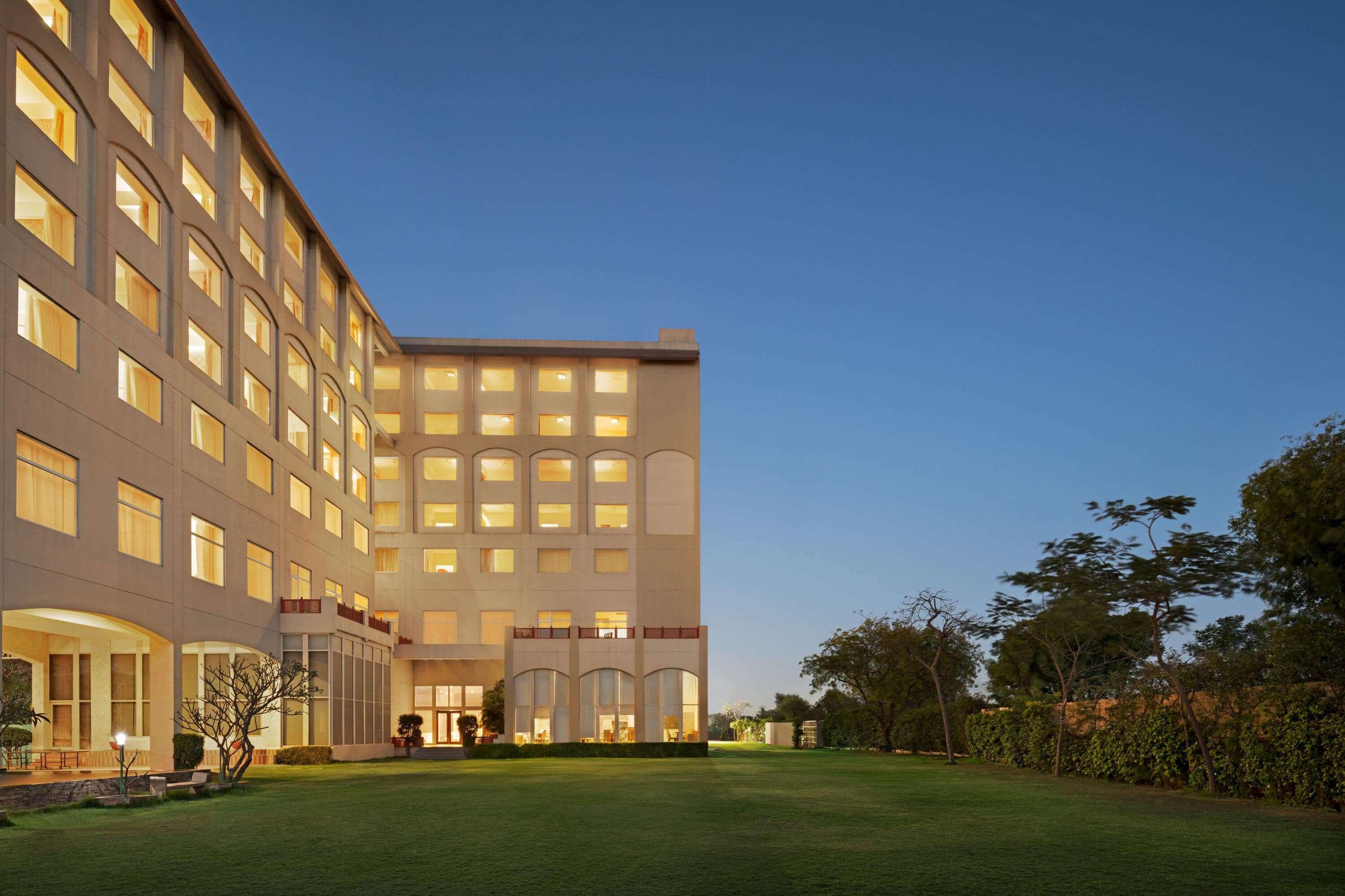Отель Ramada By Wyndham Jaipur Jaisinghpura Экстерьер фото