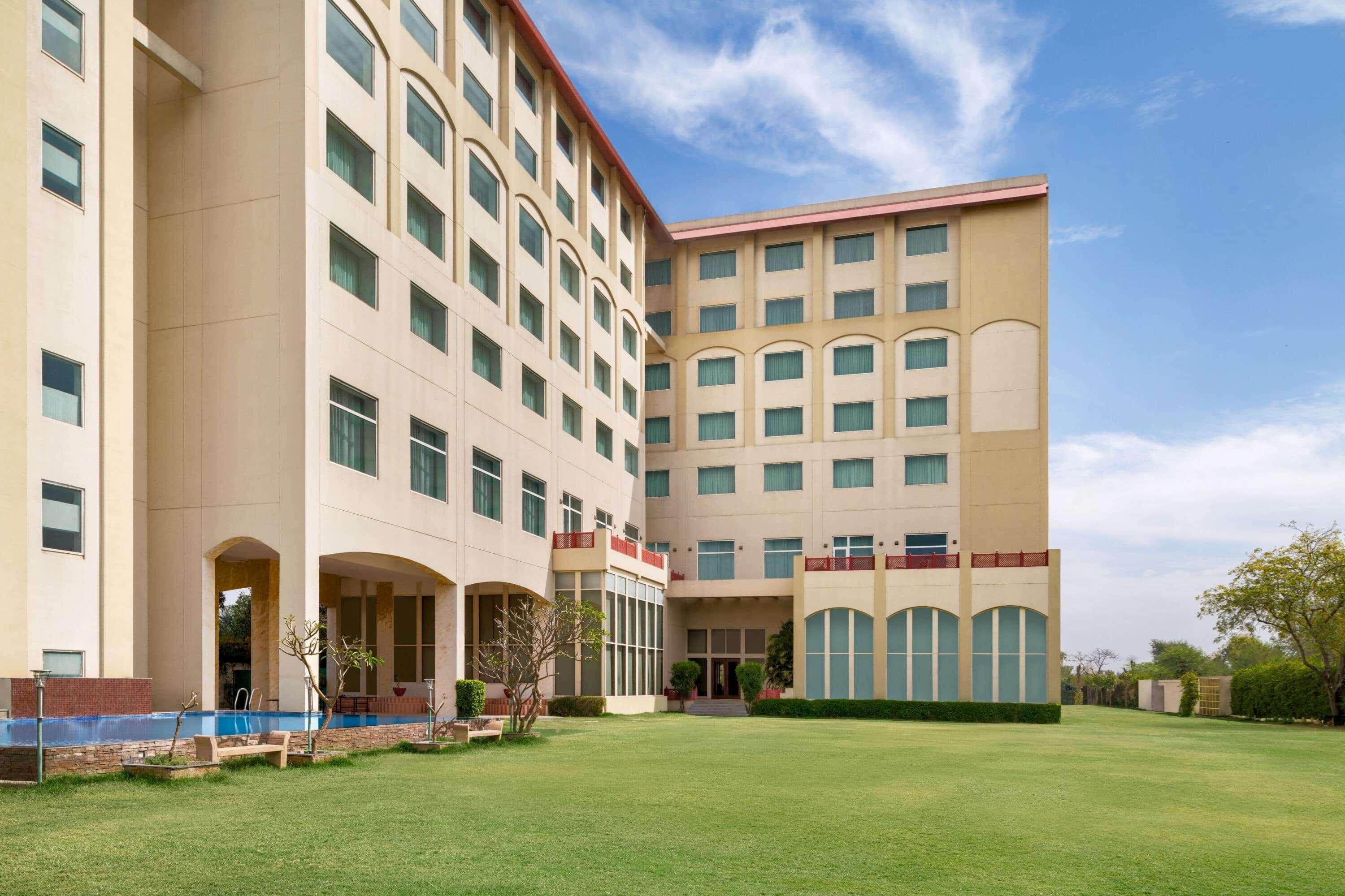 Отель Ramada By Wyndham Jaipur Jaisinghpura Экстерьер фото