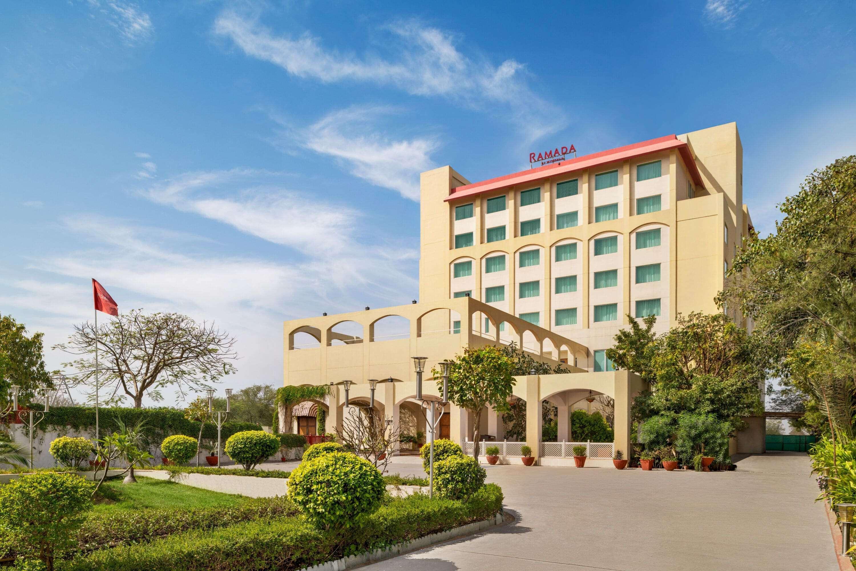 Отель Ramada By Wyndham Jaipur Jaisinghpura Экстерьер фото