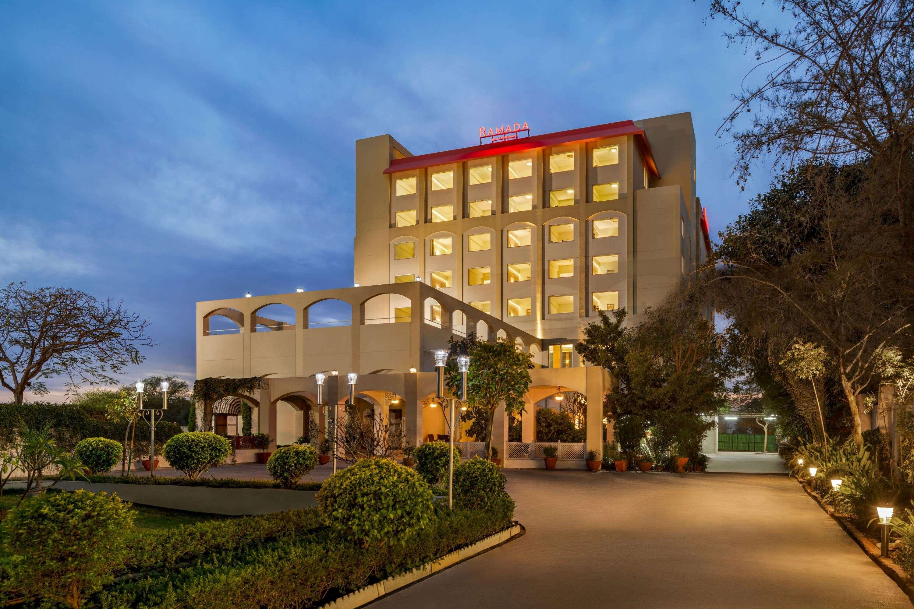 Отель Ramada By Wyndham Jaipur Jaisinghpura Экстерьер фото