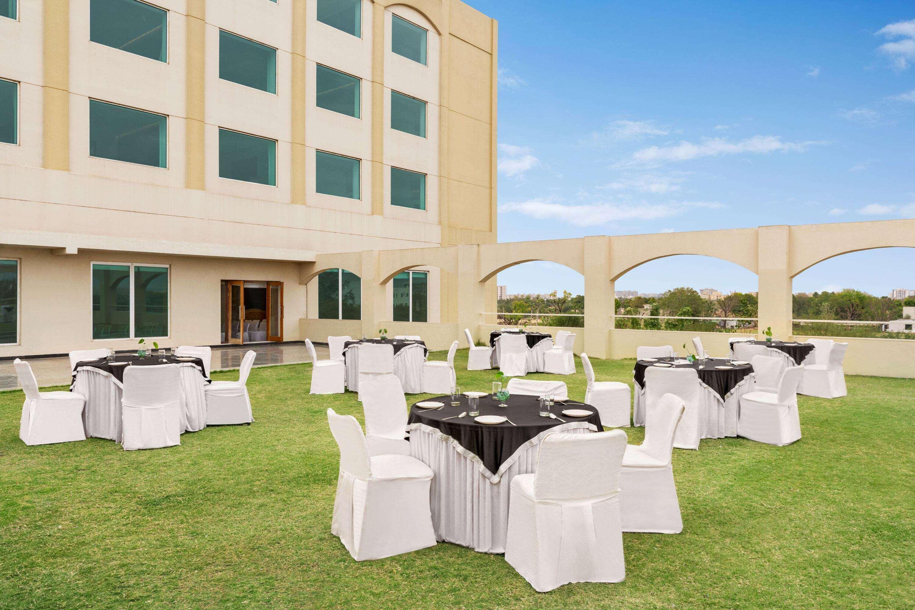 Отель Ramada By Wyndham Jaipur Jaisinghpura Экстерьер фото