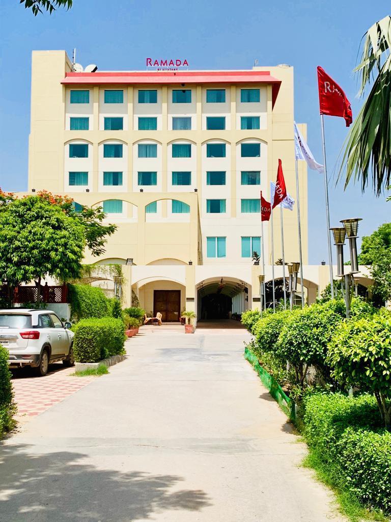 Отель Ramada By Wyndham Jaipur Jaisinghpura Экстерьер фото